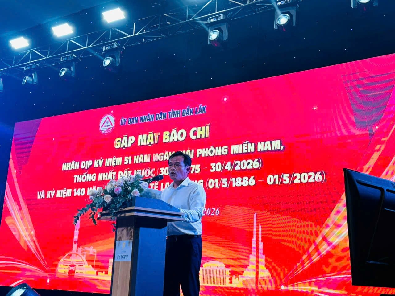  Ông Lê Hải Sơn, Giám đốc Cơ quan thường trú VOV khu vực Tây Nguyên, đại diện phát biểu tham luận tại hội nghị. Ảnh: Đức Sỹ