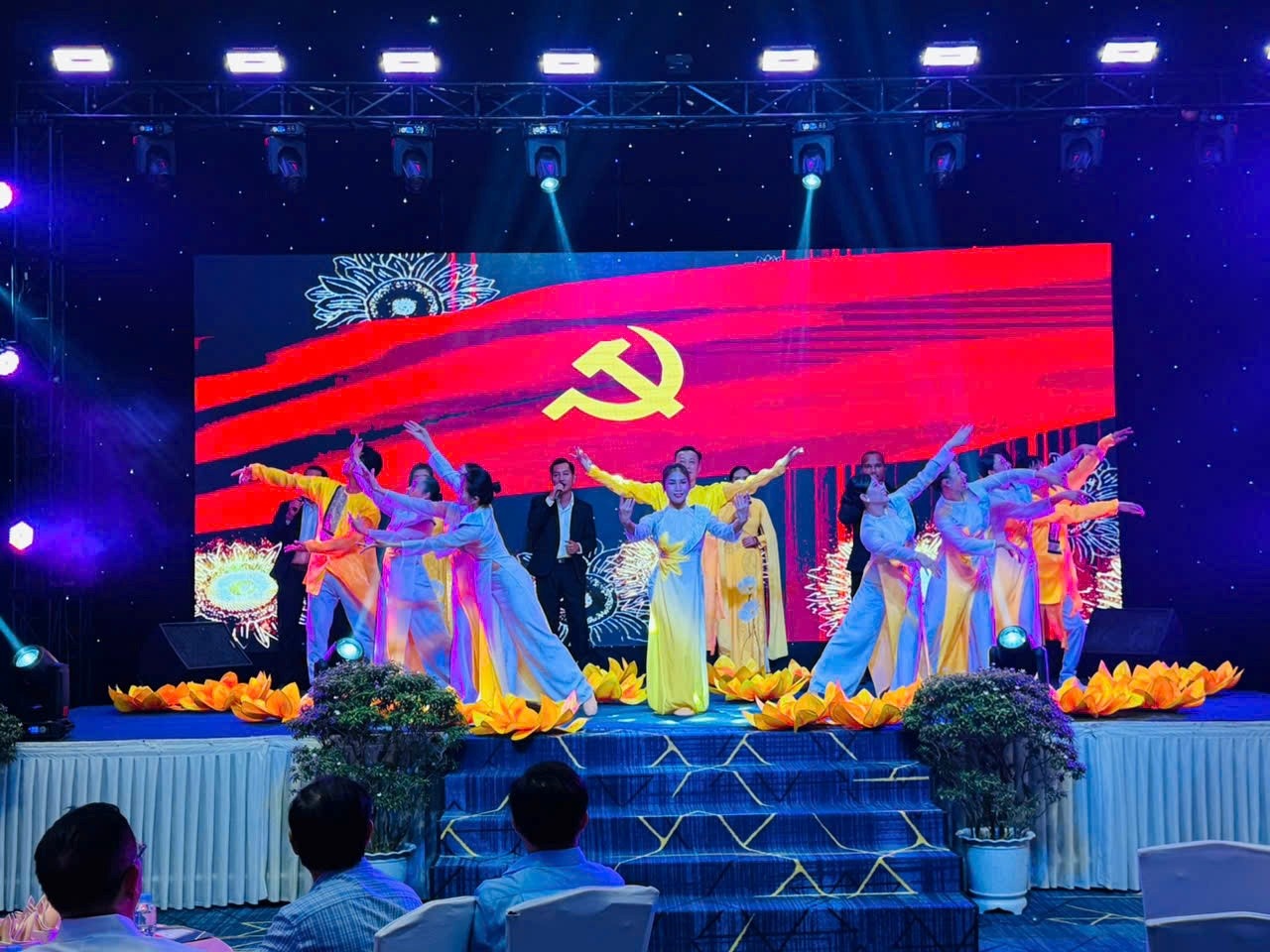  Tiết mục văn nghệ chào mừng được dàn dựng công phu, đặc sắc tại buổi gặp mặt báo chí, tạo không khí trang trọng và sôi nổi cho chương trình. Ảnh: Đức Sỹ