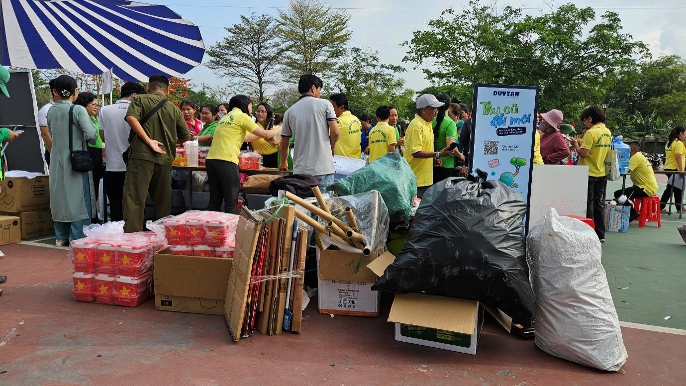  Rác thải bao gồm bìa cát tông, chai nhựa, bình xịt côn trùng được người dân gom mang đổi lấy quà. Ảnh: Đình Thanh