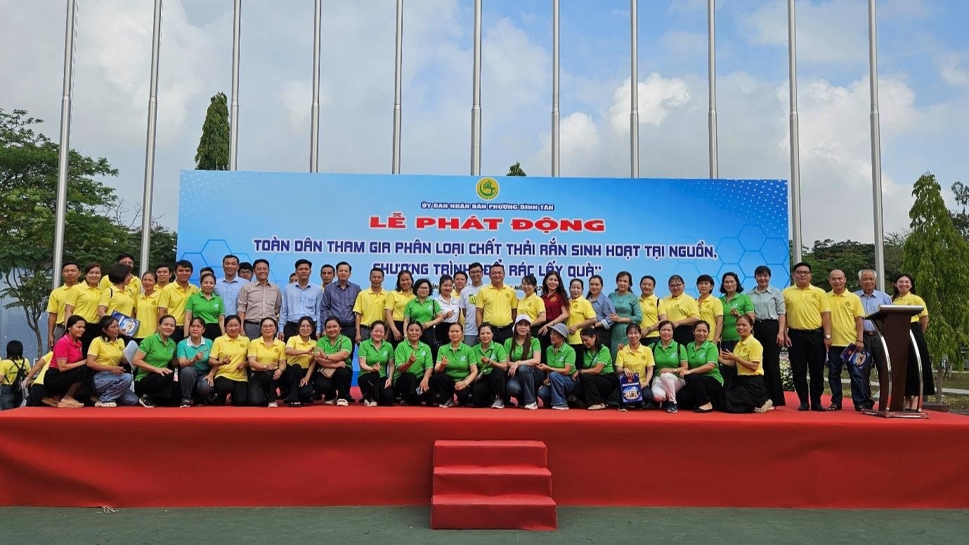  Đồng chí Trần Đức Minh chụp ảnh lưu niệm cùng các đại biểu. Ảnh: Đình Thanh