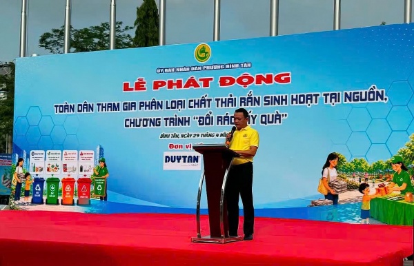 TP Hồ Chí Minh: Người dân phường Bình Tân nô nức tham gia chương trình “Đổi rác lấy quà”