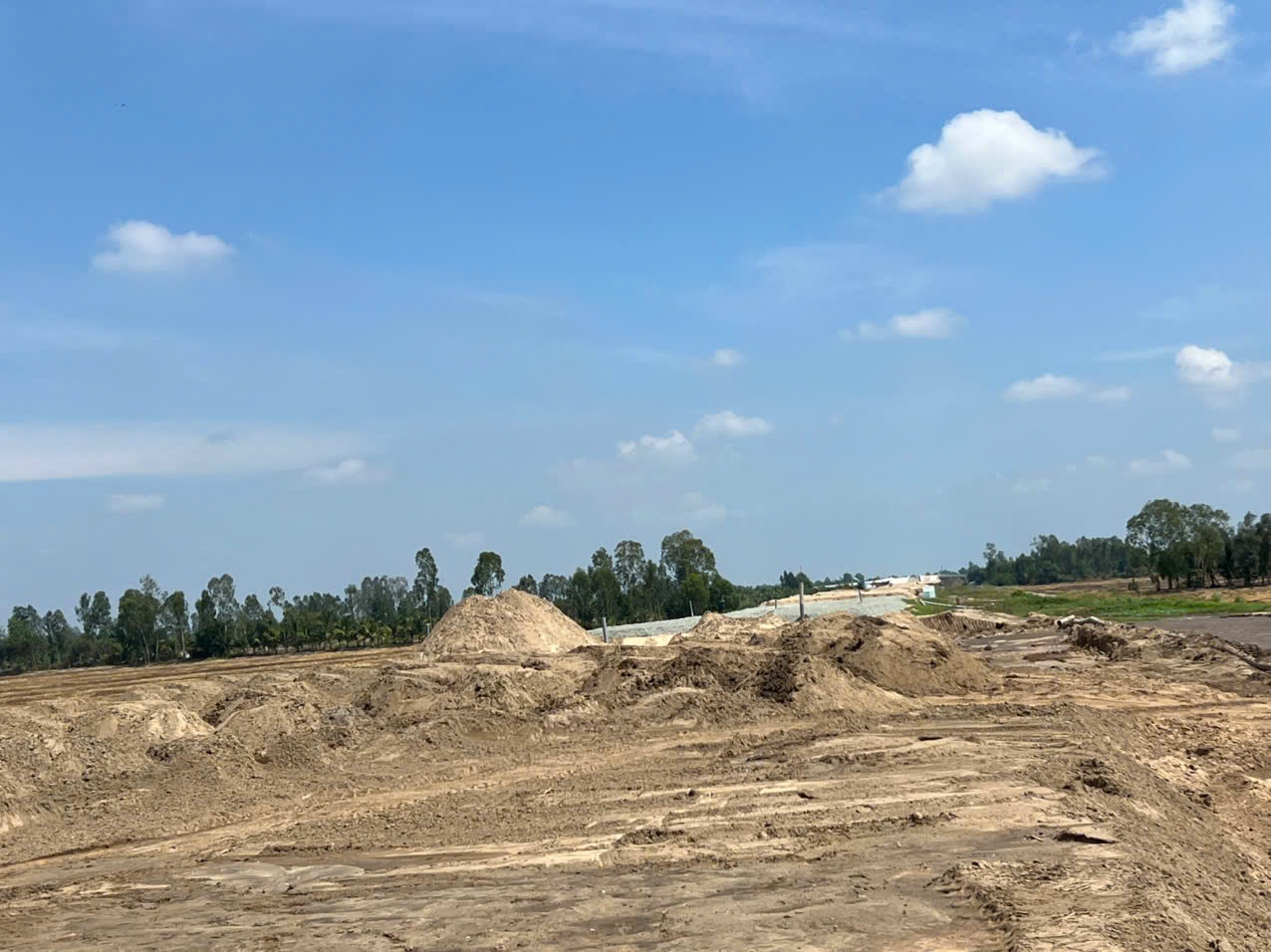 Công nhân công trường cao tốc miền Tây bám trụ xuyên lễ