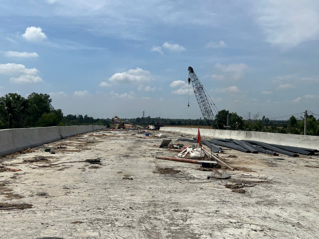 Công nhân công trường cao tốc miền Tây bám trụ xuyên lễ