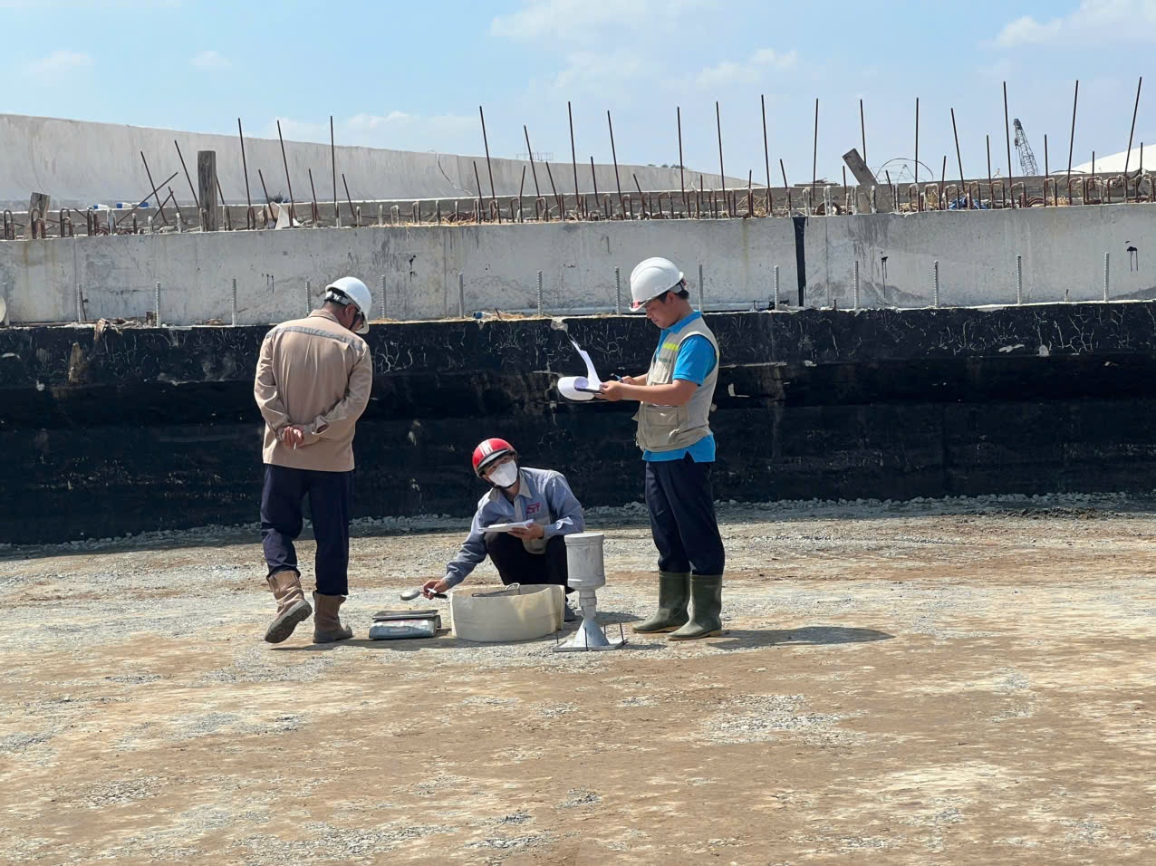 Công nhân công trường cao tốc miền Tây bám trụ xuyên lễ