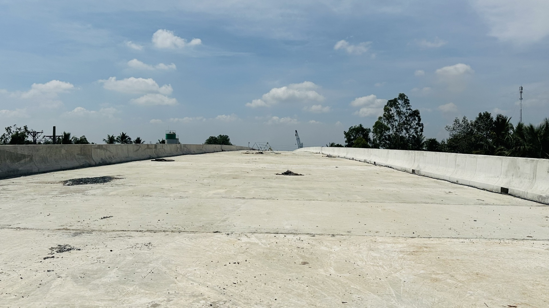 Công nhân công trường cao tốc miền Tây bám trụ xuyên lễ