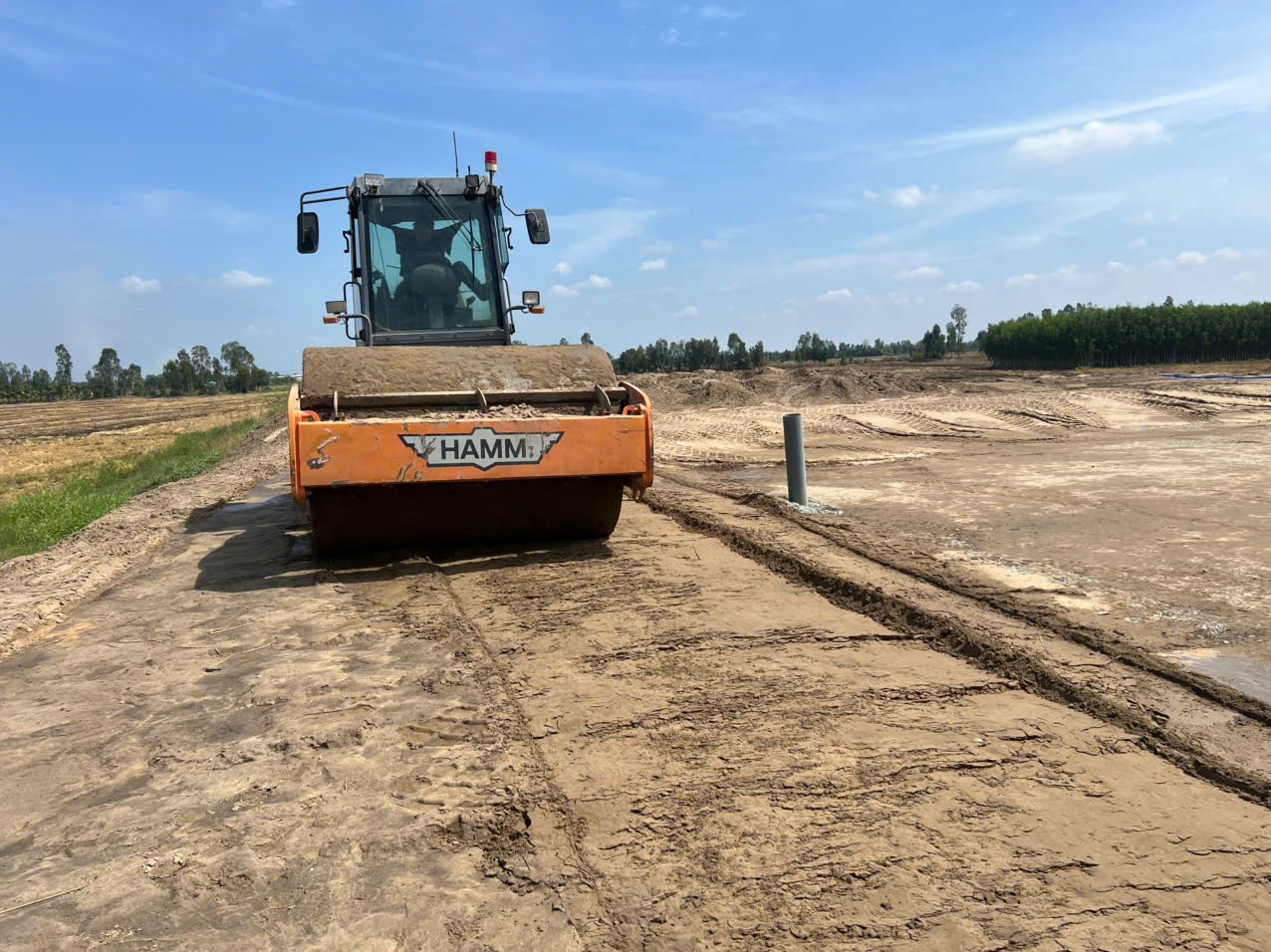 Công nhân công trường cao tốc miền Tây bám trụ xuyên lễ