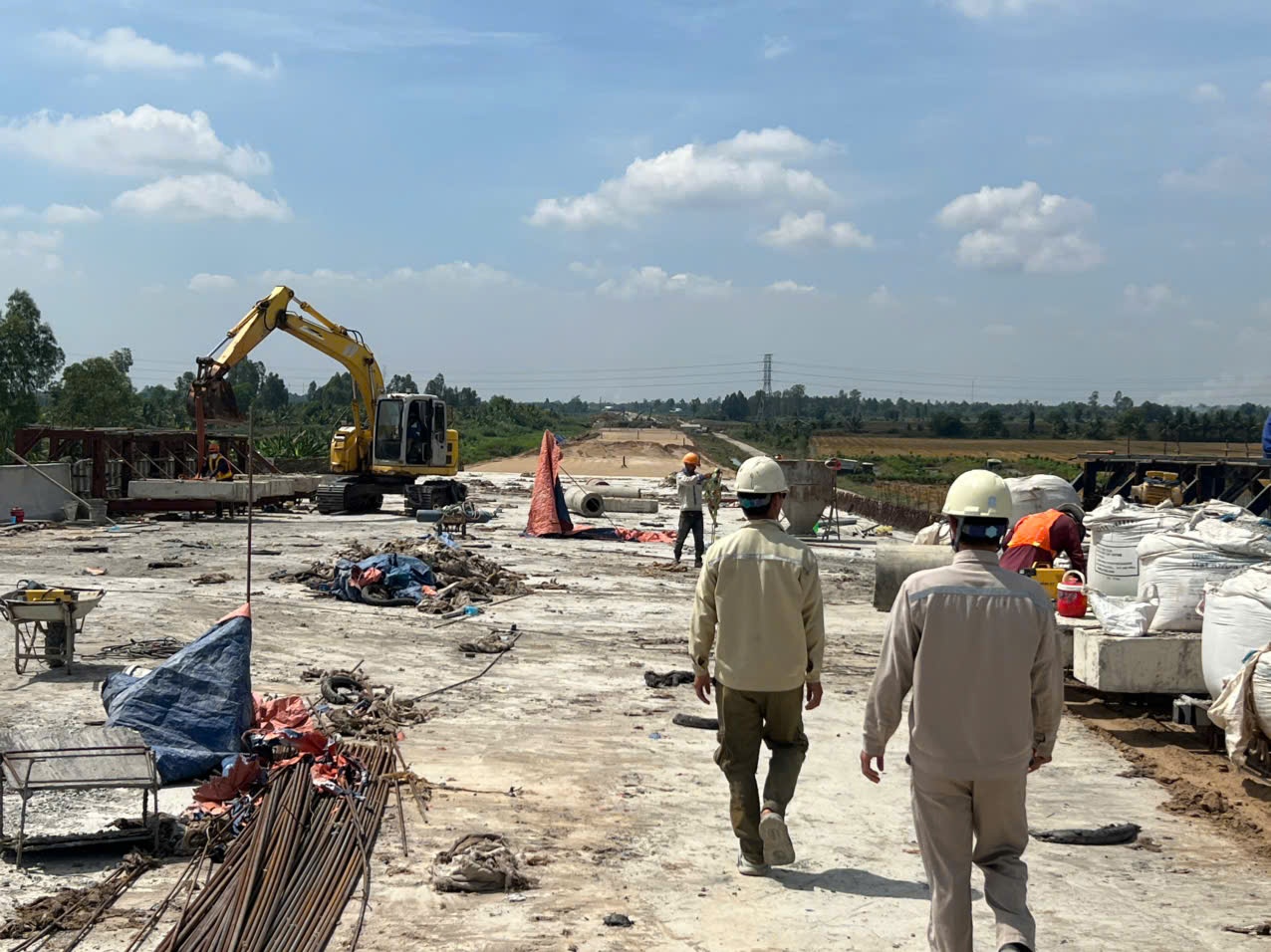 Công nhân công trường cao tốc miền Tây bám trụ xuyên lễ