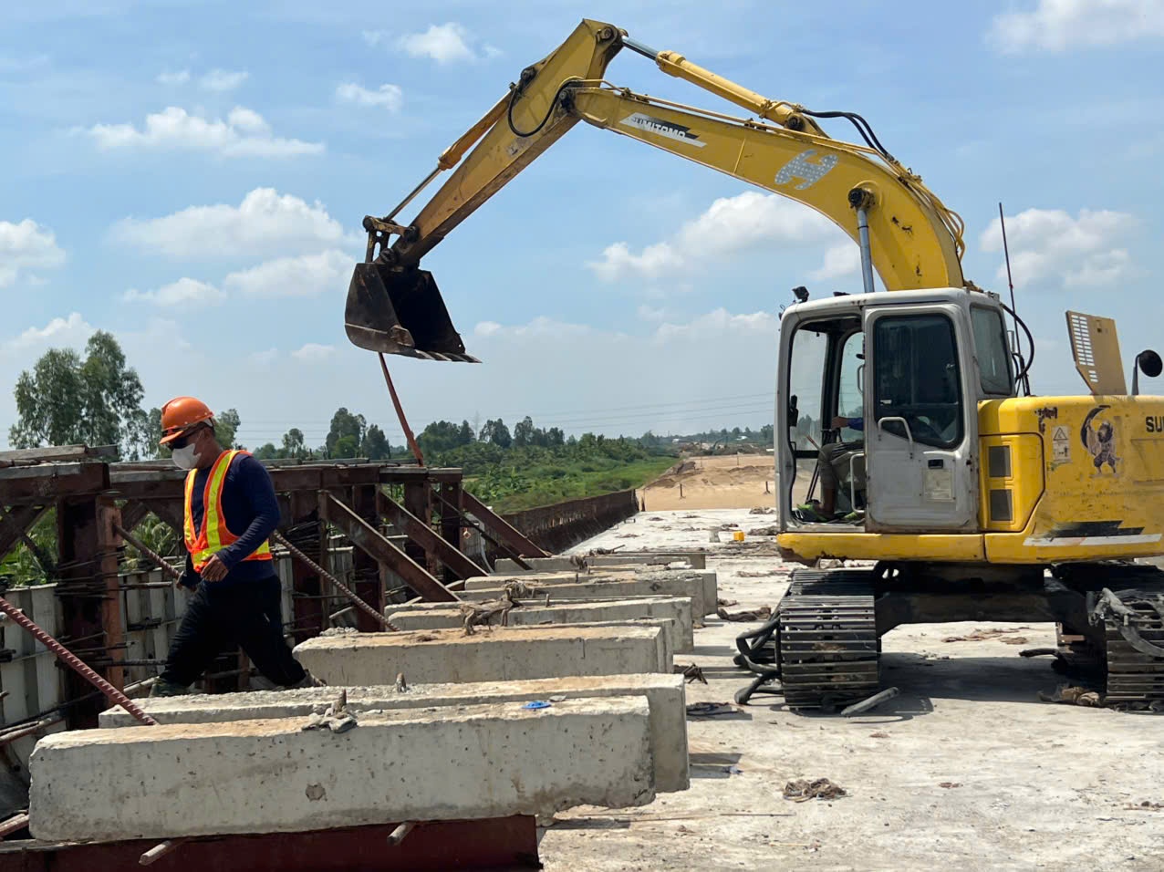 Công nhân công trường cao tốc miền Tây bám trụ xuyên lễ