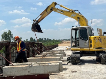 Công nhân công trường cao tốc miền Tây bám trụ xuyên lễ