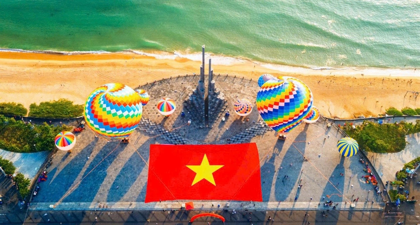 Trải nghiệm khinh khí cầu tại Tháp Nghinh Phong mang đến góc nhìn toàn cảnh Tuy Hòa từ trên cao, an toàn và đầy ấn tượng cho du khách.