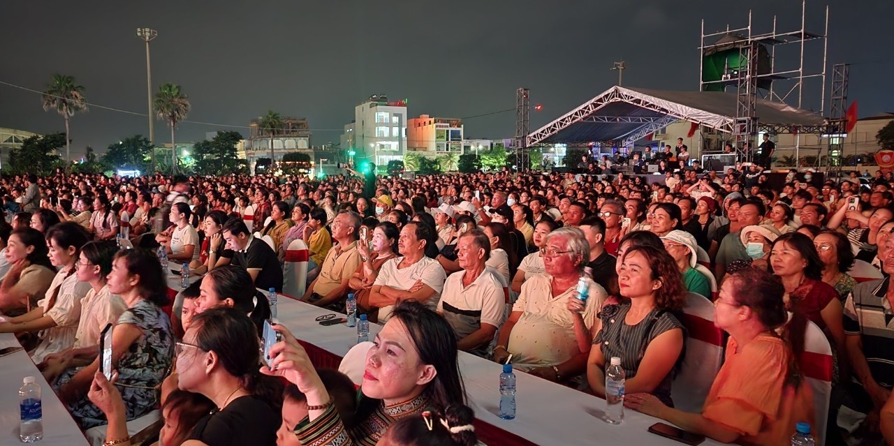 Chương trình thu hút đông đảo người dân và du khách đến theo dõi, cổ vũ, làm bừng lên không khí sôi động, rộn ràng, mở ra kỳ vọng cho một năm du lịch phát triển mạnh mẽ.