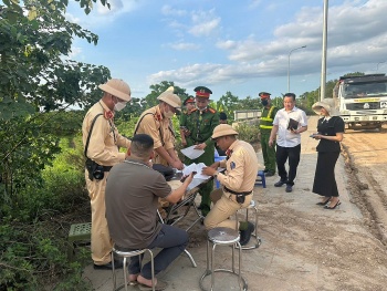 Công an phường Long Biên, Hà Nội xử lý nghiêm xe chở đất gây ô nhiễm