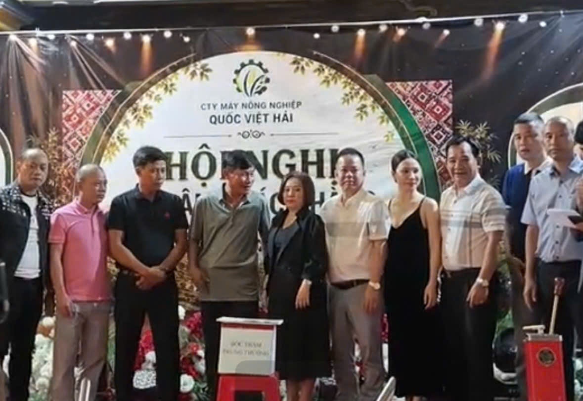 Với sự hiện diện của nhiều nghệ sĩ nhân dân và danh hài nổi tiếng, chương trình tri ân khách hàng của Quốc Việt Hải đã để lại dấu ấn sâu sắc và thành công rực rỡ. Ảnh: Đức Sỹ