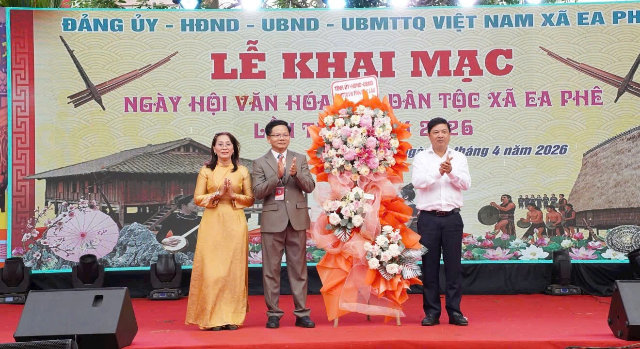Ông Lương Nguyễn Minh Triết, Ủy viên Trung ương Đảng, Bí thư Tỉnh ủy, Trưởng Đoàn đại biểu Quốc hội tỉnh tặng hoa chúc mừng nhân dân Ea Phê.