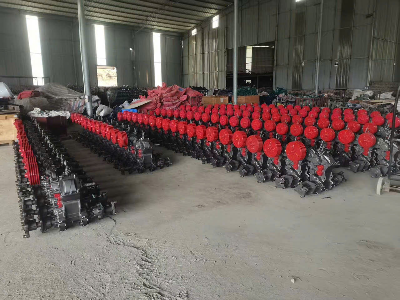 Kho hàng được đầu tư bài bản, thể hiện năng lực cung ứng mạnh mẽ của Nông Cơ Quốc Việt Hải trên thị trường. Ảnh: Đức Sỹ