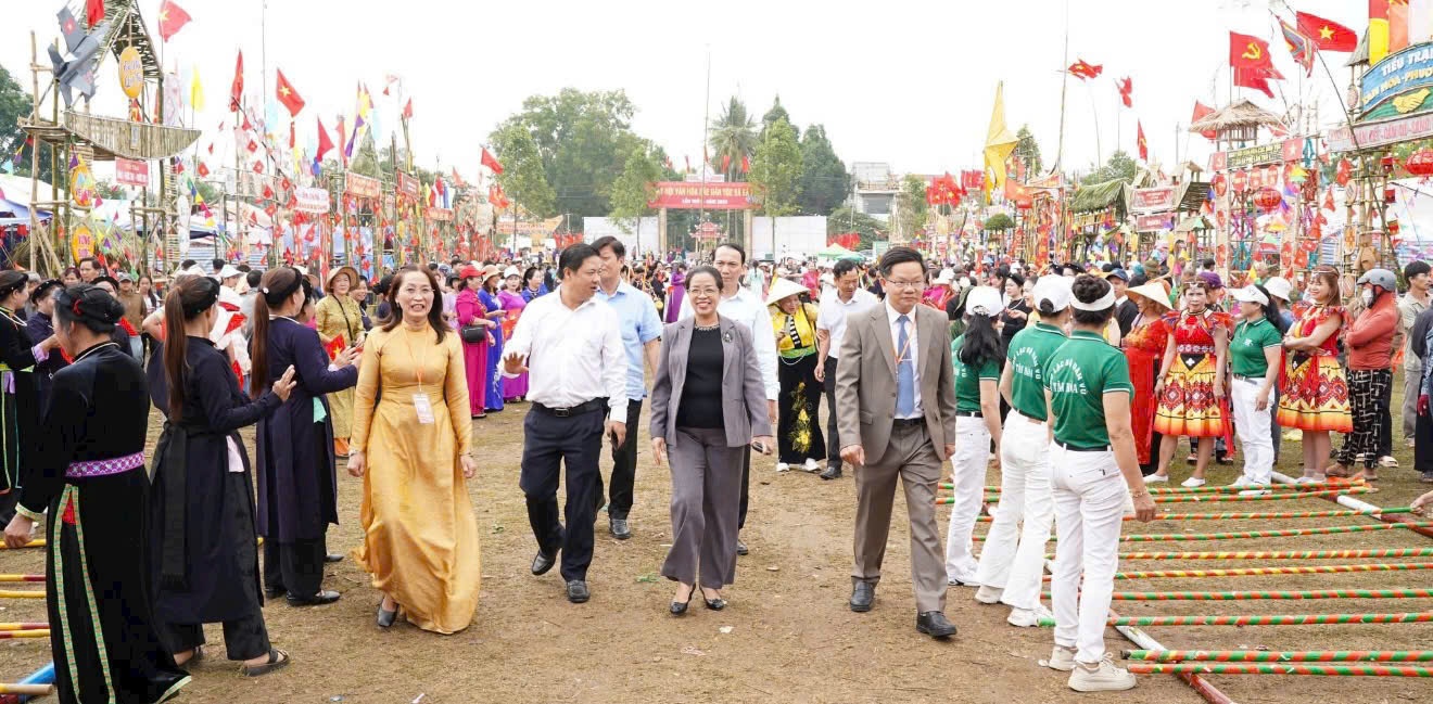 Ngày hội đầu tiên sau sáp nhập ba xã là dịp 23 dân tộc giao lưu và thể hiện bản sắc văn hóa, tạo nên sự đa dạng và tinh thần đoàn kết.