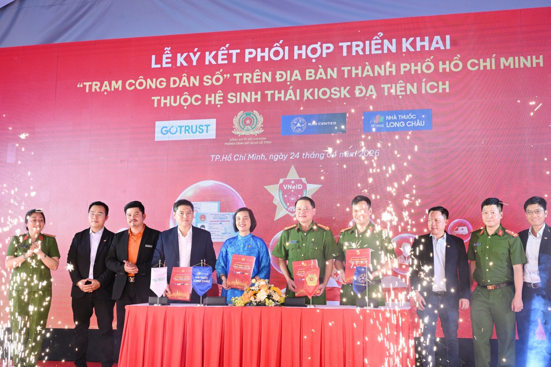 Lễ ký kết phối hợp triển khai Hợp lực công - tư phát triển mô hình đột phá