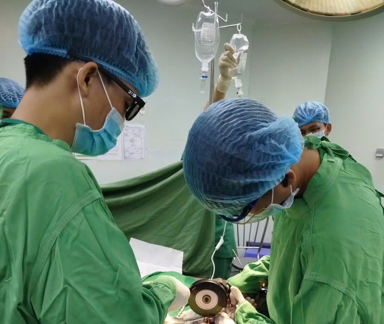 Cứu bệnh nhân bị đai ốc kim loại siết chặt dương vật