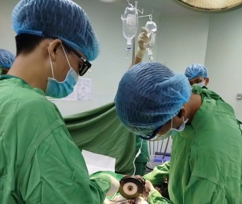 Cứu bệnh nhân bị đai ốc kim loại siết chặt dương vật