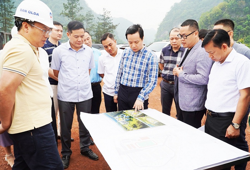 Chủ tịch UBND tỉnh Lê Hải Hòa kiểm tra hiện trường tiến độ xây dựng các dự án hạ tầng trọng điểm.