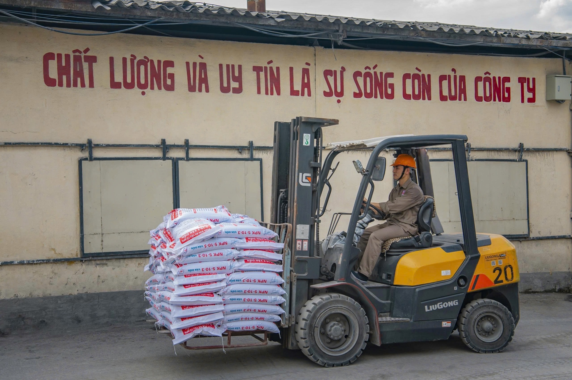 Công ty cổ phần phân lân nung chảy Văn Điển giữ vững mục tiêu phát triển kinh tế gắn với bảo vệ môi trường bền vững