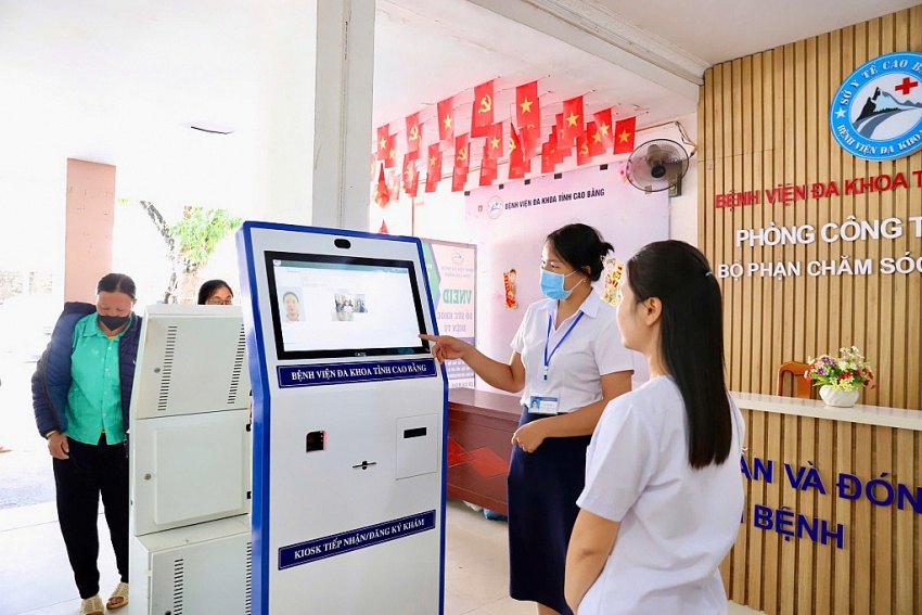 Người bệnh lấy số khám bệnh tại máy lấy số tự động của Bệnh viện Đa khoa tỉnh.