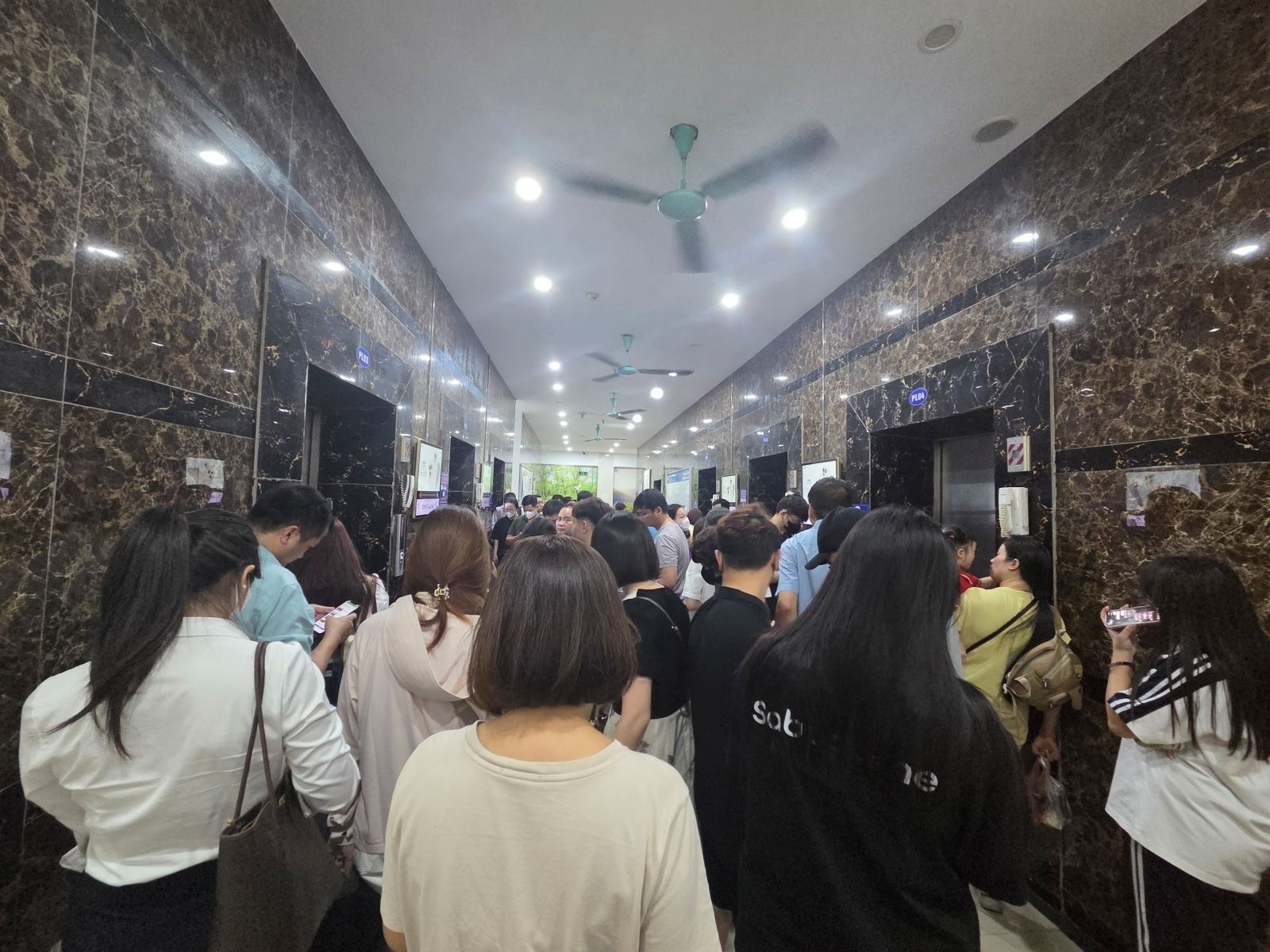  Do hai thang máy hỏng, nên việc đi lại của cư dân gặp nhiều khó khăn, đặc biệt là vào giờ cao điểm.