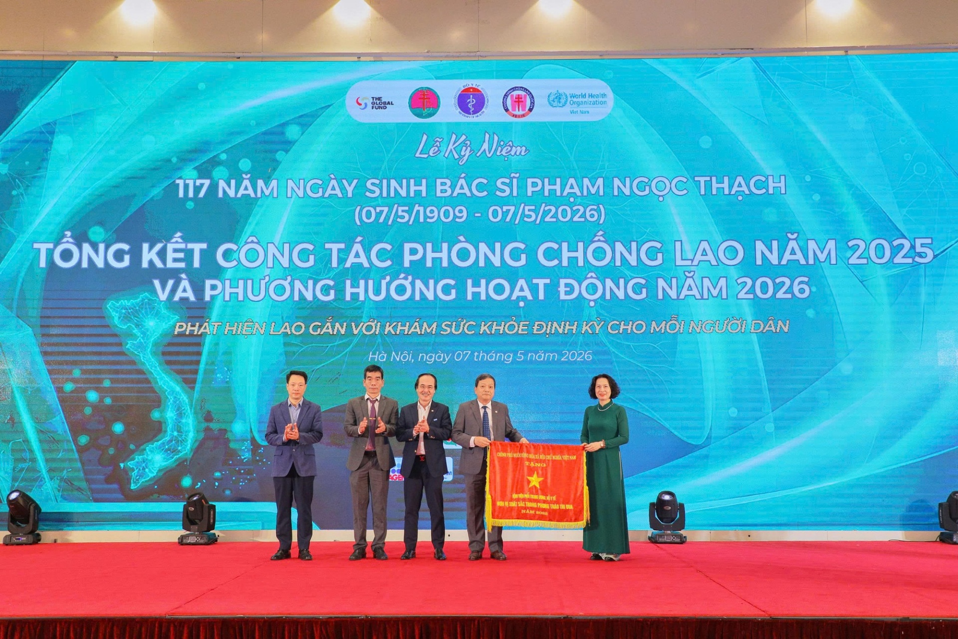 Bệnh viện Phổi Trung ương được tặng cờ thi đua của Chính phủ với thành tích hoàn thành xuất sắc nhiệm vụ - Ảnh: VGP Bệnh viện Phổi Trung ương được tặng cờ thi đua của Chính phủ với thành tích hoàn thành xuất sắc nhiệm vụ - Ảnh: VGP