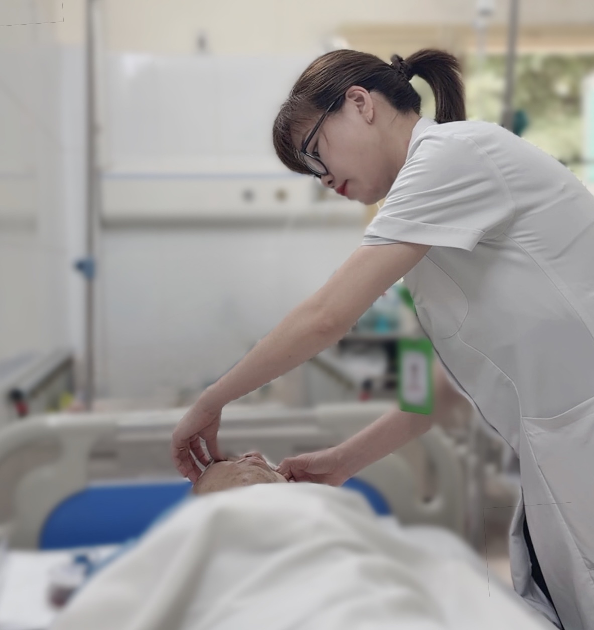 ThS.BS Tạ Hồng Nhung – Khoa Nội – Hồi sức Thần kinh, Bệnh viện Hữu nghị Việt Đức khám cho người bệnh sau phẫu thuật ThS.BS Tạ Hồng Nhung – Khoa Nội – Hồi sức Thần kinh, Bệnh viện Hữu nghị Việt Đức khám cho người bệnh sau phẫu thuật