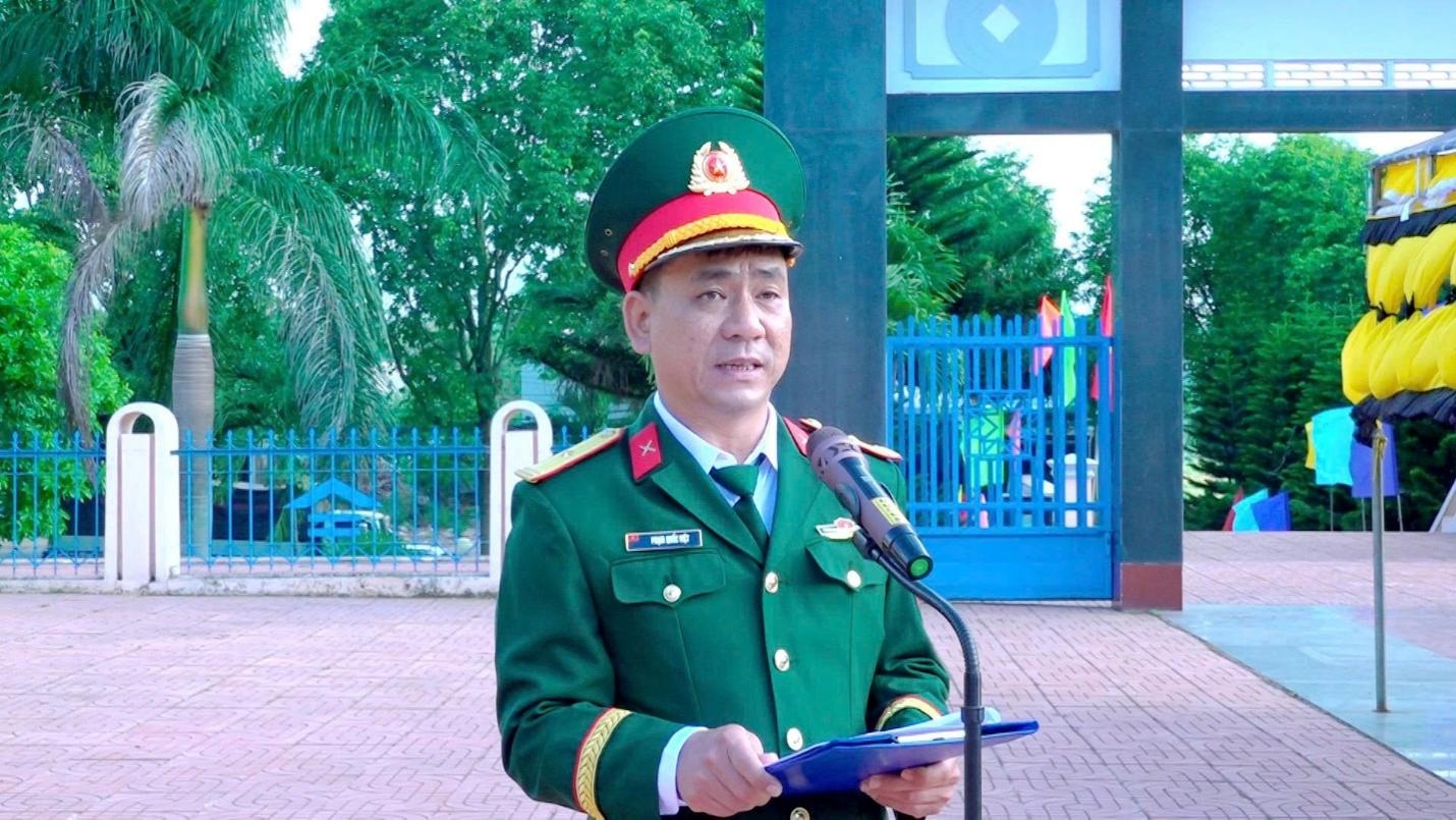 Thiếu tá Phạm Quốc Việt – Chính trị viên phó Ban CHQS xã Ea Kar phát biểu tri ân tại Lễ đón nhận và an táng hài cốt liệt sĩ Nguyễn Văn Ngôn.