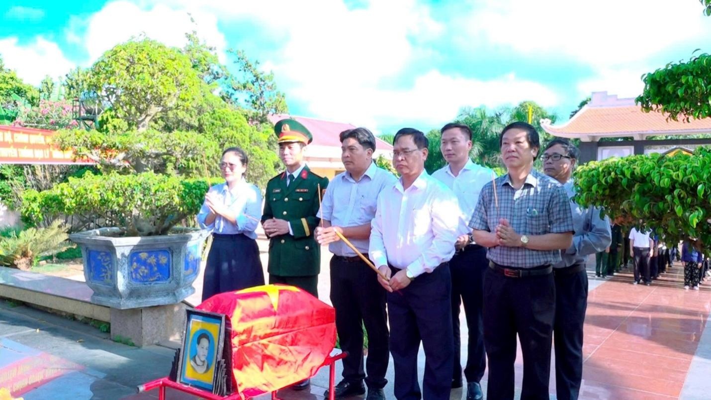 Các đại biểu thành kính dâng hương tưởng niệm liệt sĩ Nguyễn Văn Ngôn tại Nghĩa trang Liệt sĩ xã Ea Kar.