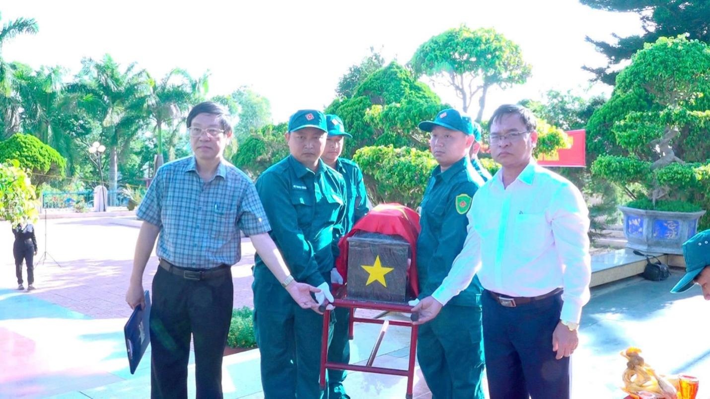 Lãnh đạo xã Ea Kar cùng lực lượng vũ trang di chuyển hài cốt liệt sĩ Nguyễn Văn Ngôn về nơi an táng.