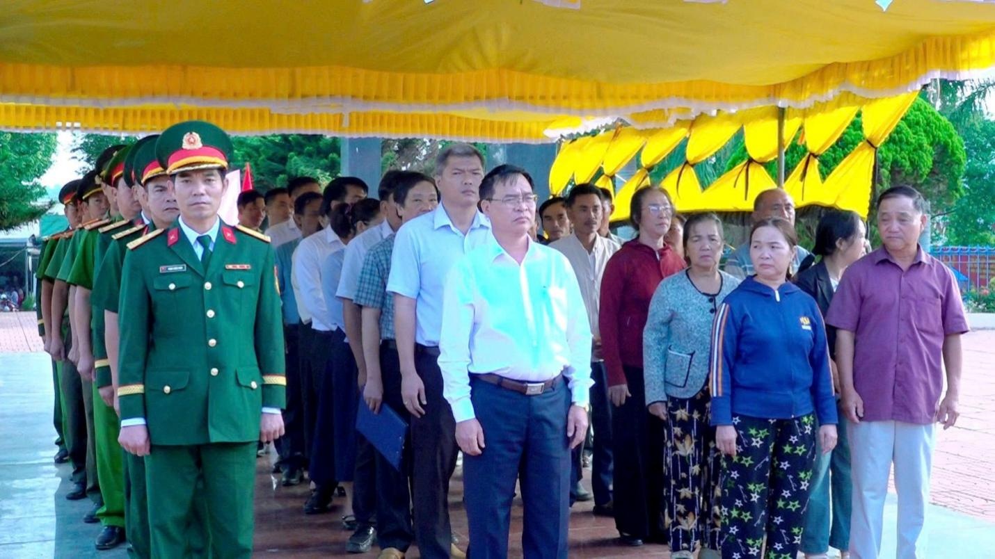 Lãnh đạo địa phương và thân nhân liệt sĩ tham dự Lễ truy điệu, an táng liệt sĩ Nguyễn Văn Ngôn tại Nghĩa trang Liệt sĩ xã Ea Kar.