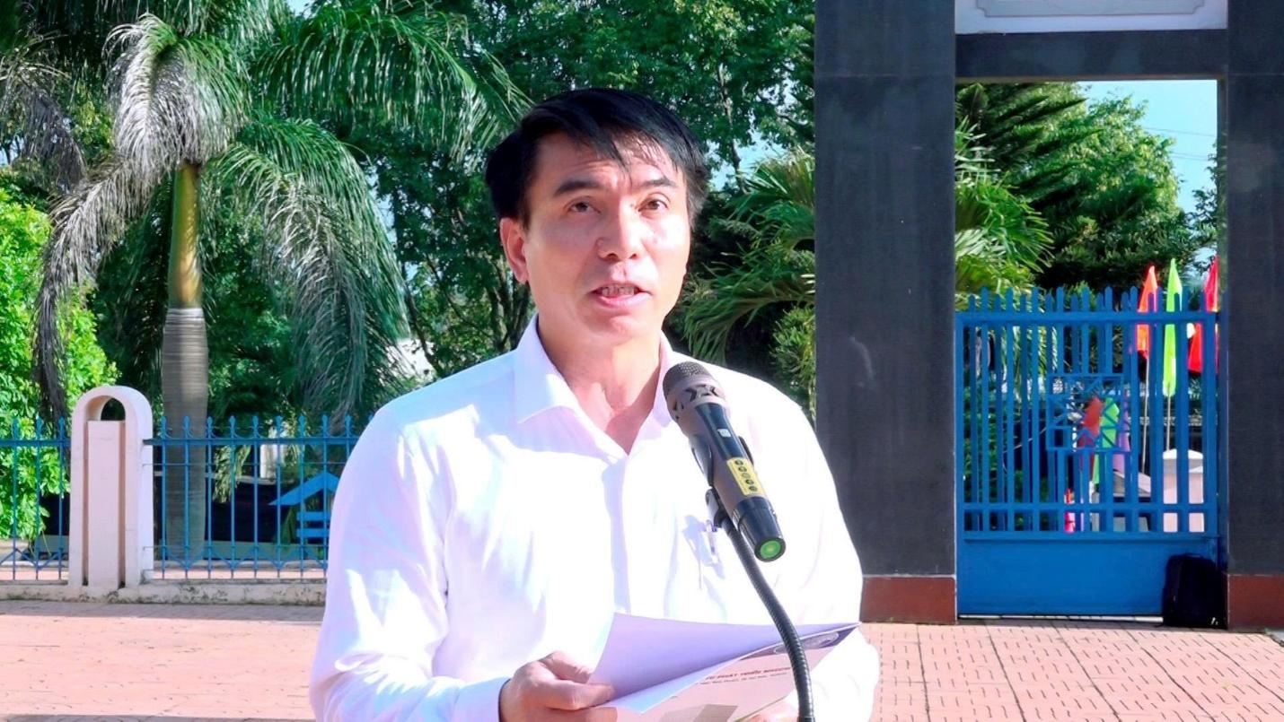Đồng chí Phùng Văn Chang – Trưởng phòng Văn hóa - Xã hội xã Ea Kar phát biểu tri ân và tưởng nhớ liệt sĩ Nguyễn Văn Ngôn.