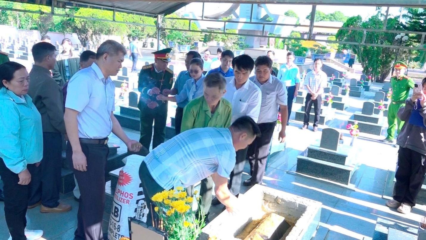Các đại biểu và thân nhân gia đình thành kính dâng hương, tiễn đưa liệt sĩ Nguyễn Văn Ngôn về nơi an nghỉ cuối cùng tại Nghĩa trang Liệt sĩ xã Ea Kar.