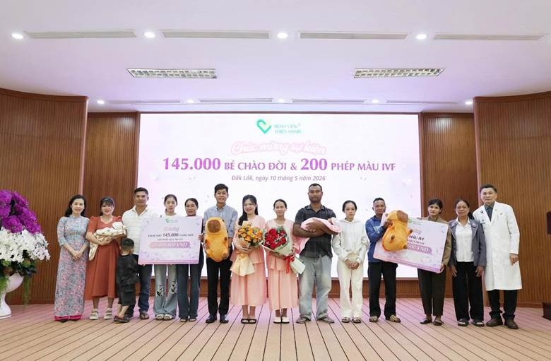 Đội ngũ y bác sĩ Bệnh viện Thiện Hạnh chụp hình lưu niệm cùng các gia đình tại sự kiện chào mừng cột mốc 145.000 em bé chào đời và 200 em bé IVF khỏe mạnh. Đội ngũ y bác sĩ Bệnh viện Thiện Hạnh chụp hình lưu niệm cùng các gia đình tại sự kiện chào mừng cột mốc 145.000 em bé chào đời và 200 em bé IVF khỏe mạnh.