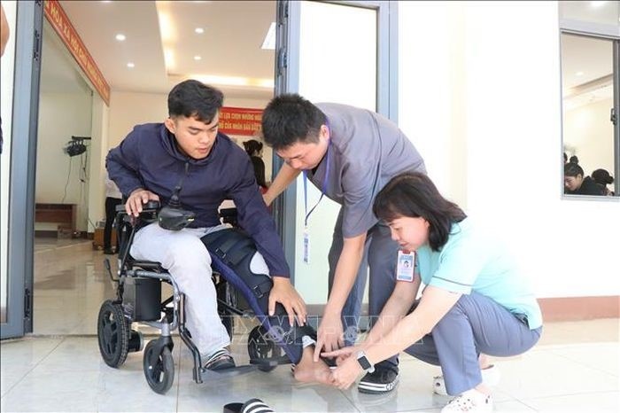 Đội ngũ điều dưỡng Bệnh viện Đại học Y Dược Buôn Ma Thuột tận tình hướng dẫn trẻ bị chấn thương dây chằng chân cách chăm sóc và sinh hoạt phù hợp. Đội ngũ điều dưỡng Bệnh viện Đại học Y Dược Buôn Ma Thuột tận tình hướng dẫn trẻ bị chấn thương dây chằng chân cách chăm sóc và sinh hoạt phù hợp.