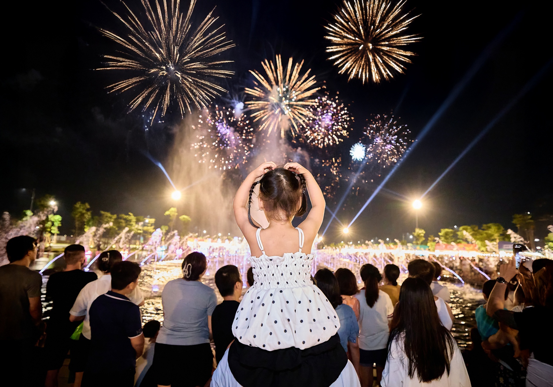 Du khách đến Ninh Bình dịp này sẽ được thưởng lãm những màn trình diễn pháo hoa mãn nhãn, đẹp mắt. Du khách đến Ninh Bình dịp này sẽ được thưởng lãm những màn trình diễn pháo hoa mãn nhãn, đẹp mắt.