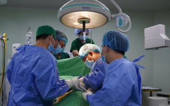 Phẫu thuật cấp cứu cứu bệnh nhân bị đinh xuyên thành bụng do máy bắn đinh