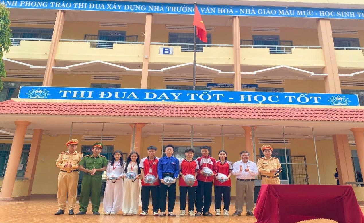 Các em học sinh tham gia buổi tuyên truyền được tặng một số phần quà là mũ bảo hiểm đạt chuẩn chất lượng tại Trường THPT Nguyễn Trãi số 1 (xã Cuôr Đăng, tỉnh Đắk Lắk) Các em học sinh tham gia buổi tuyên truyền được tặng một số phần quà là mũ bảo hiểm đạt chuẩn chất lượng tại Trường THPT Nguyễn Trãi số 1 (xã Cuôr Đăng, tỉnh Đắk Lắk)