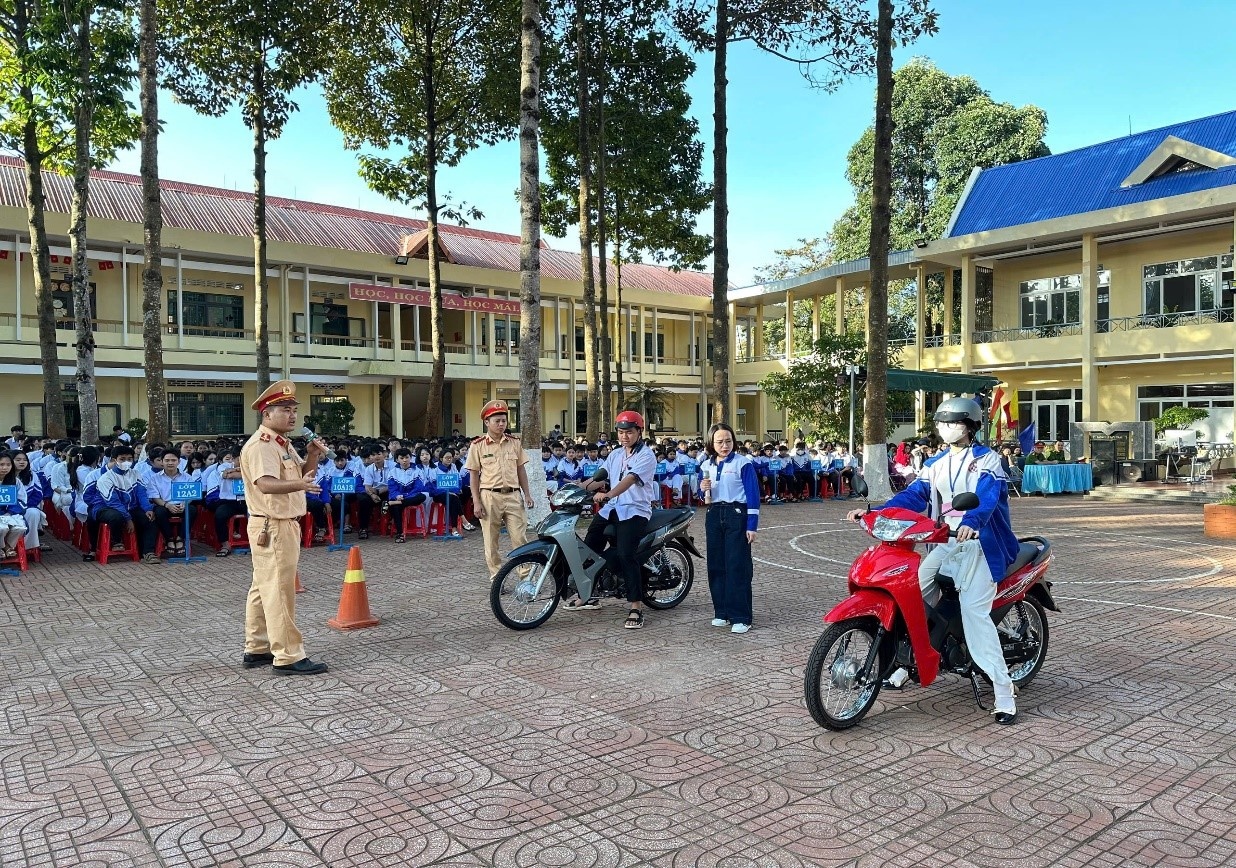 Hướng dẫn một số kỹ năng lái xe an toàn khi tham gia giao thông tại Trường THPT Lê Hữu Trác (xã Quảng Phú, tỉnh Đắk Lắk) Hướng dẫn một số kỹ năng lái xe an toàn khi tham gia giao thông tại Trường THPT Lê Hữu Trác (xã Quảng Phú, tỉnh Đắk Lắk)