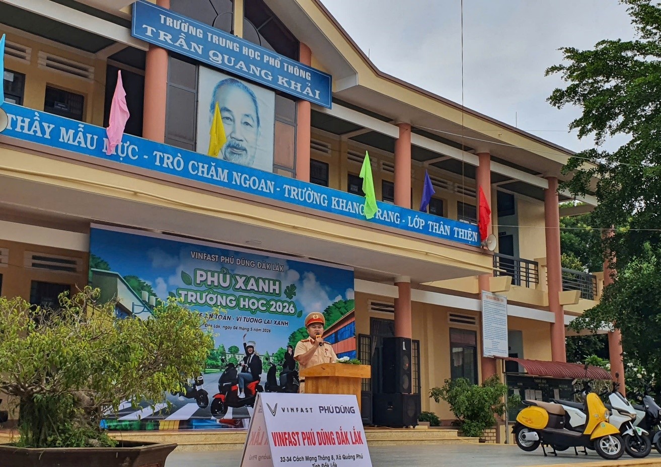 Cán bộ Tổ địa bàn Cư M’gar - Phòng CSGT tỉnh tuyên truyền pháp luật tại Trường THPT Trần Quang Khải (xã Cư M’gar, tỉnh Đắk Lắk) Cán bộ Tổ địa bàn Cư M’gar - Phòng CSGT tỉnh tuyên truyền pháp luật tại Trường THPT Trần Quang Khải (xã Cư M’gar, tỉnh Đắk Lắk)