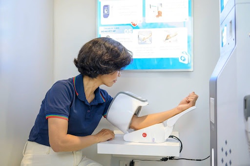   Người dân dễ dàng thực hiện các thao tác kiểm tra sức khoẻ, chỉ số kết quả được in ra ngay tại trạm. Ảnh: FPT Long Châu