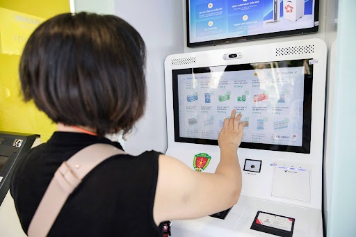   Nhiều tiện ích dân sinh được tích hợp tại Trạm Công dân số. Ảnh: FPT Long Châu
