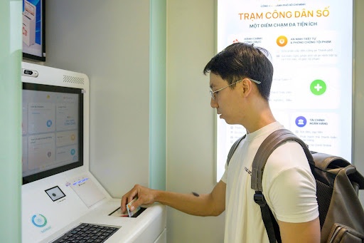  Kết nối hệ sinh thái tiện ích công - tư ngay tại một điểm chạm thông qua căn cước công dân gắn chip, định danh và xác thực điện tử. Ảnh: FPT Long Châu