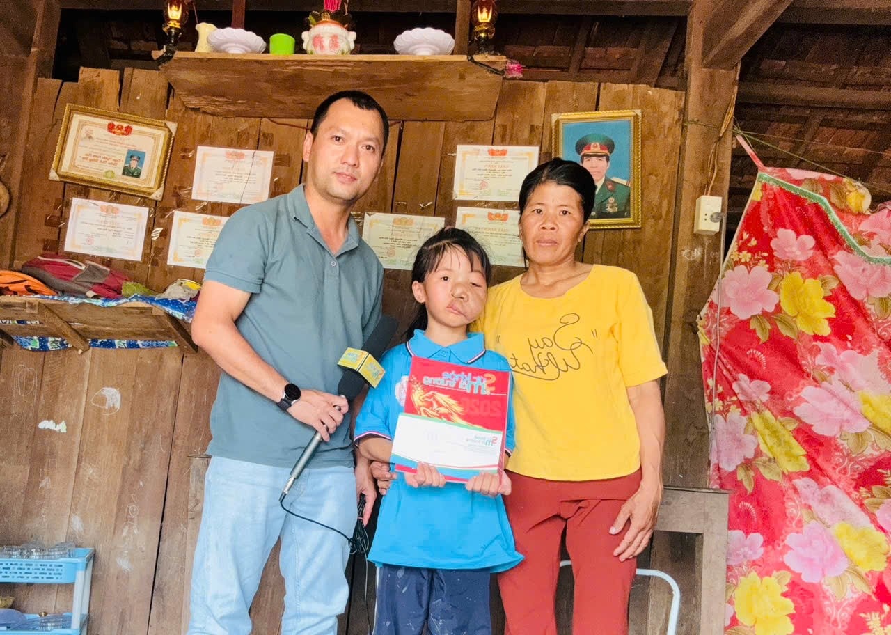    Đại diện Tạp chí Sức khỏe và Môi trường đến thăm hỏi, động viên và trao quà hỗ trợ em Nguyễn Ngọc Bảo Châu cùng gia đình.