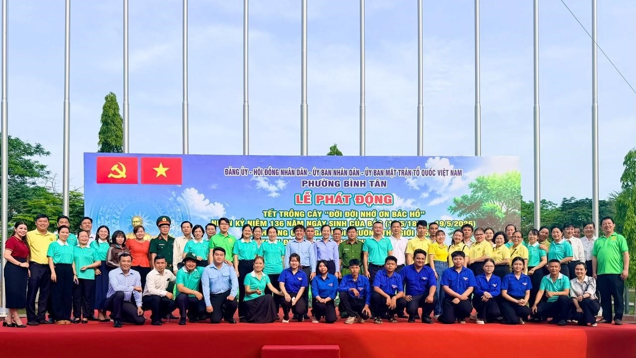 Các đại biểu, đoàn viên thanh niên và người dân chụp ảnh lưu niệm tại Lễ phát động Tết trồng cây năm 2026 trên địa bàn phường Bình Tân Các đại biểu, đoàn viên thanh niên và người dân chụp ảnh lưu niệm tại Lễ phát động Tết trồng cây năm 2026 trên địa bàn phường Bình Tân