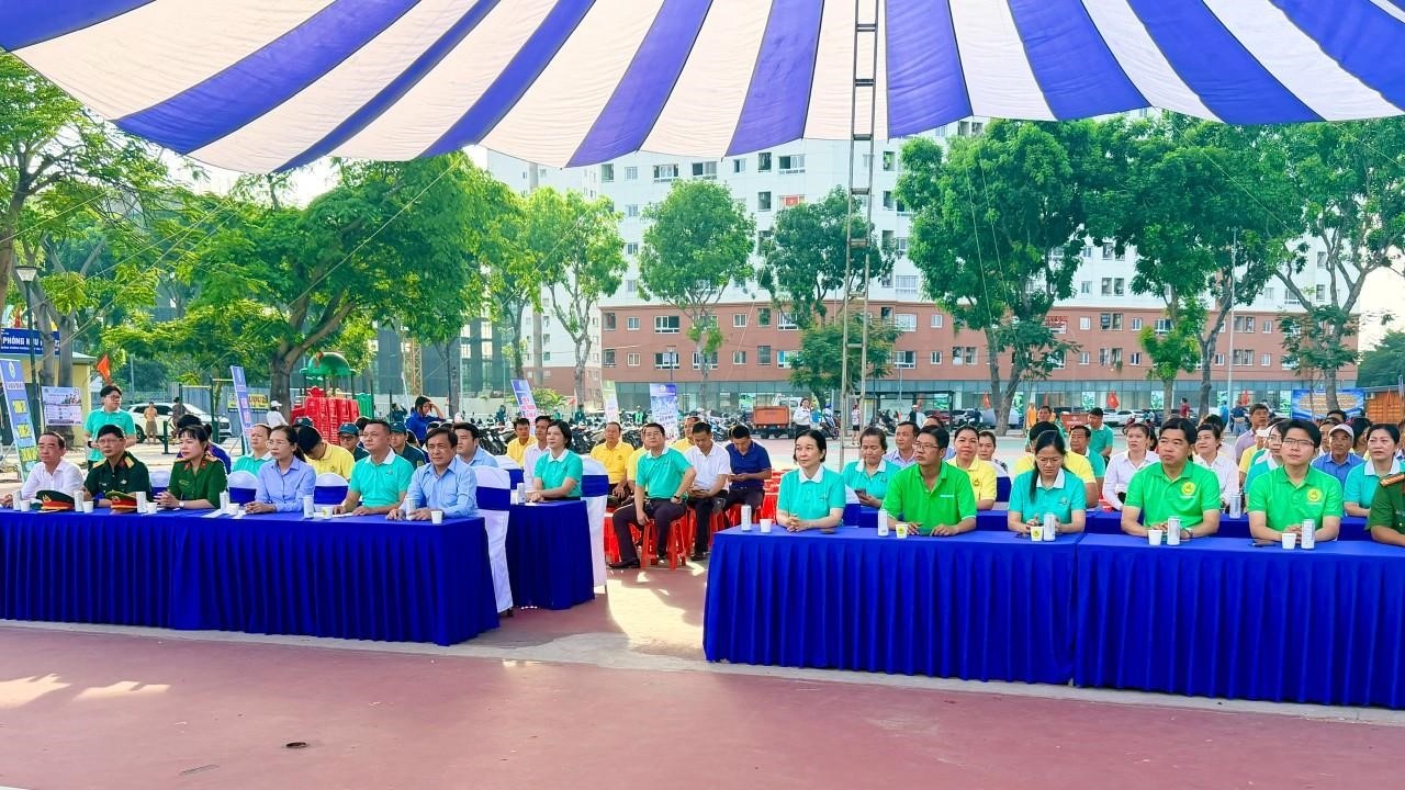 Quang cảnh đại biểu, cán bộ, đoàn viên và người dân tham dự Lễ phát động “Tết trồng cây đời đời nhớ ơn Bác Hồ” năm 2026 tại phường Bình Tân Quang cảnh đại biểu, cán bộ, đoàn viên và người dân tham dự Lễ phát động “Tết trồng cây đời đời nhớ ơn Bác Hồ” năm 2026 tại phường Bình Tân