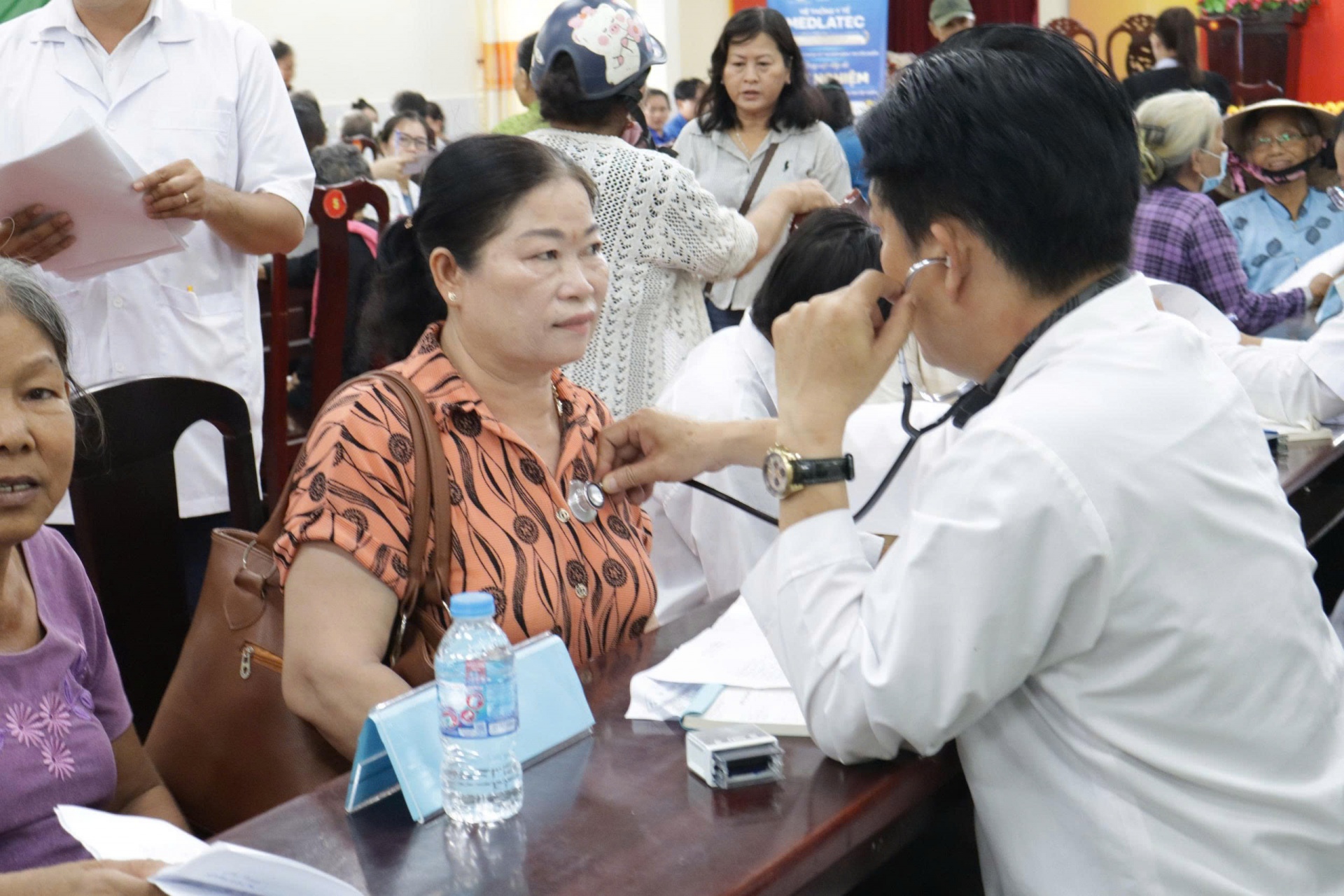 Đông đảo người dân Cần Thơ được khám sức khỏe định kỳ, khám sàng lọc miễn phí Đông đảo người dân Cần Thơ được khám sức khỏe định kỳ, khám sàng lọc miễn phí
