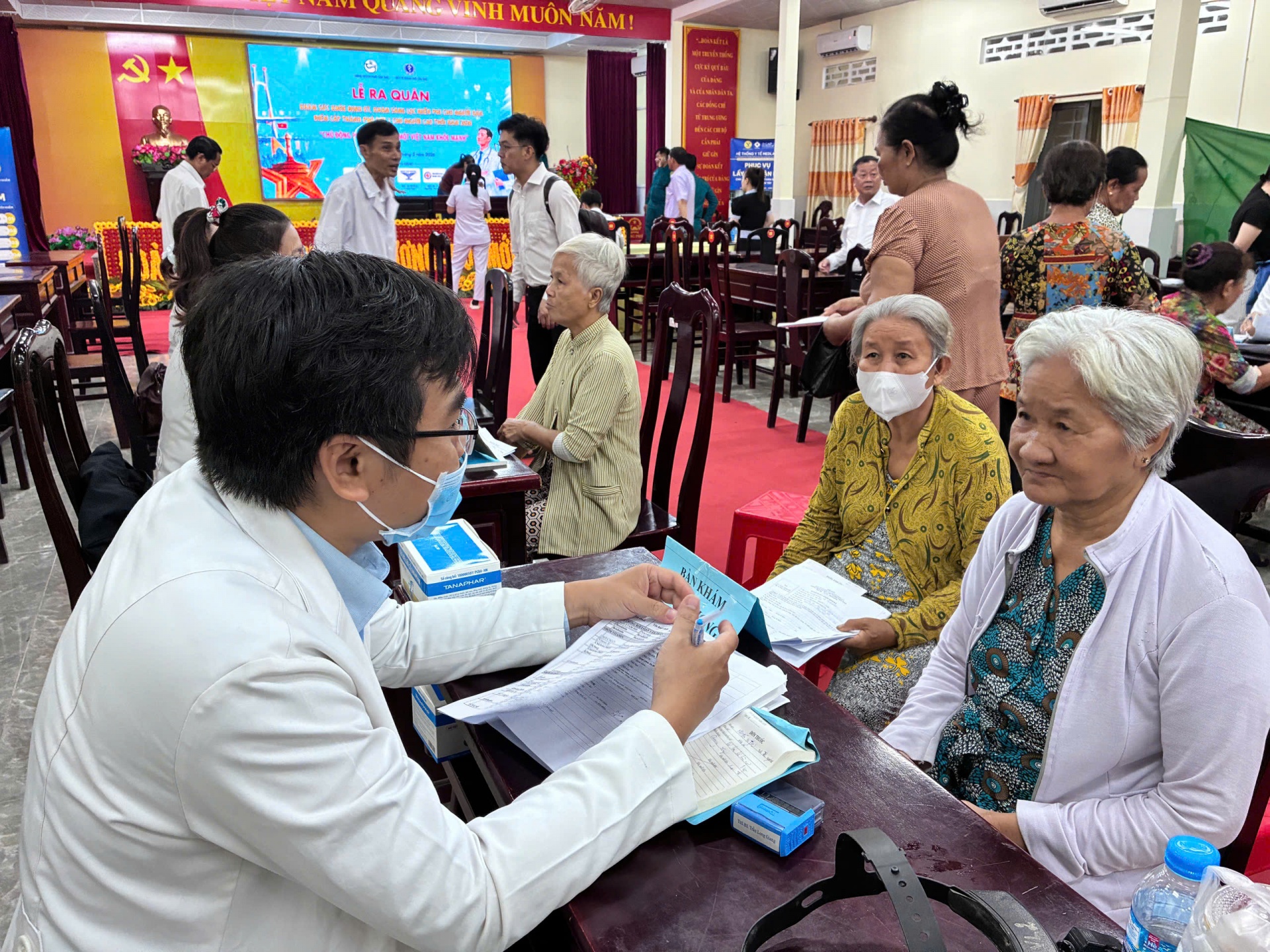 Đông đảo người dân Cần Thơ được khám sức khỏe định kỳ, khám sàng lọc miễn phí Đông đảo người dân Cần Thơ được khám sức khỏe định kỳ, khám sàng lọc miễn phí